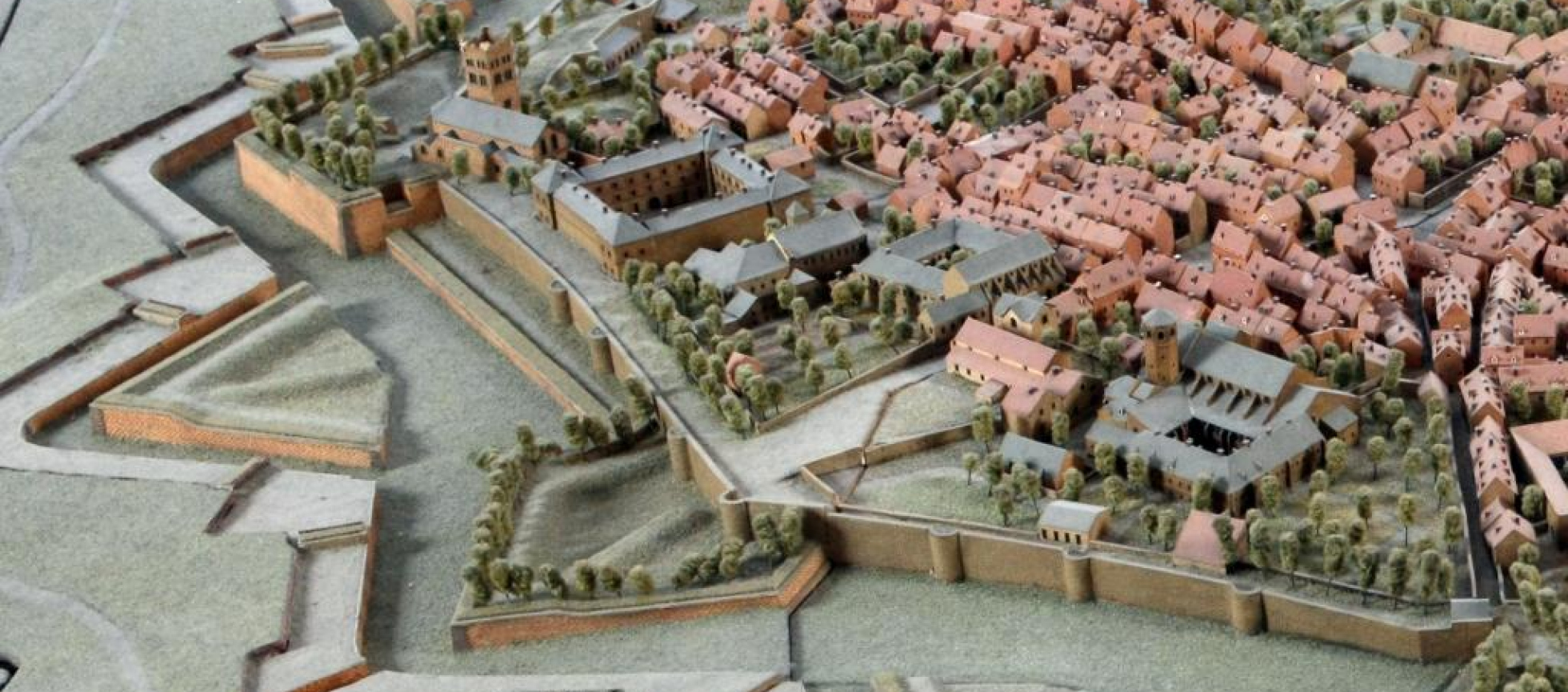 Plan relief avec les remparts conservés pour soutenir la colline du puig et ses édifices