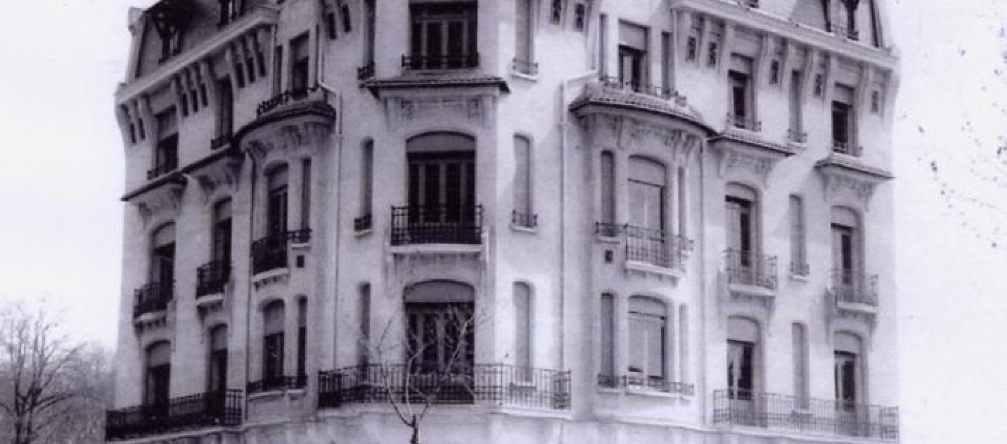 Photo d'un immeuble en angle de rue, sans voisin étant le premier construit de ce nouveau boulevard.