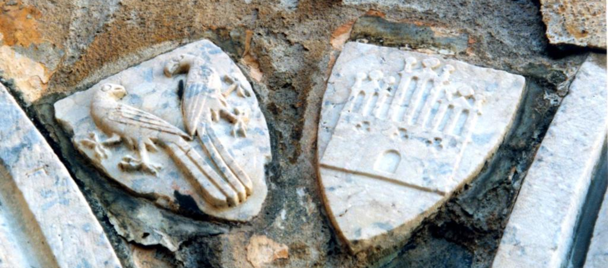 Armoiries des familles enterrées dans le cloitre du couvent des franciscains: 2 opiseax face à face ou un fronton d'église