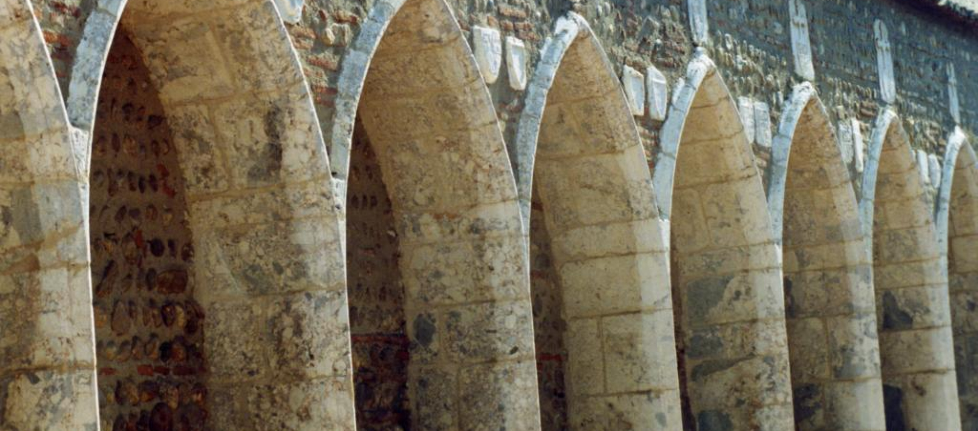 Les niches d'enfeux avec arc en ogive;blasons des familles des défunts sur les murs