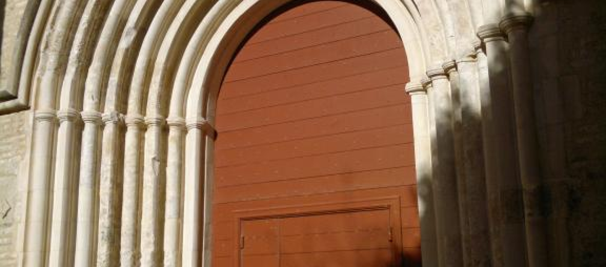 Vue de la porte d'entrée de l'église du couvent: 8 demi colonnes et tores ornent cette entrée