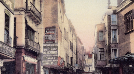 Les étages sont en encorbellement sur la rue 