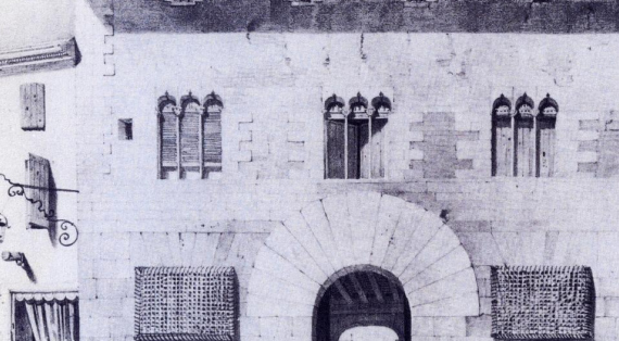 Entrée monumentale avec grand claveaux  et baies trigéminées à l'étage