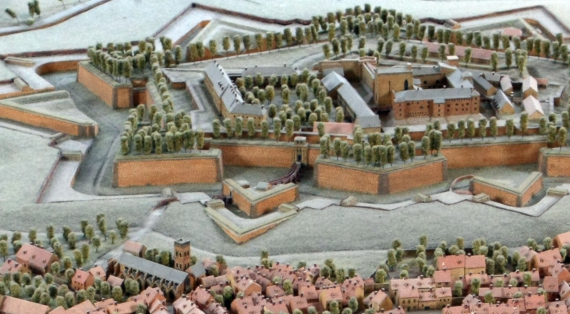 Plan relief avec L'église Notre-Dame de la Réal au pied de l'entrée de la citadelle.