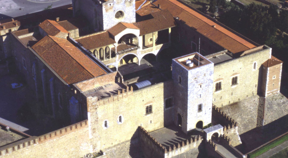 fortifications massives du palais ; chapelles du roi et de la reine, une élégante galerie couverte, la cour intérieure