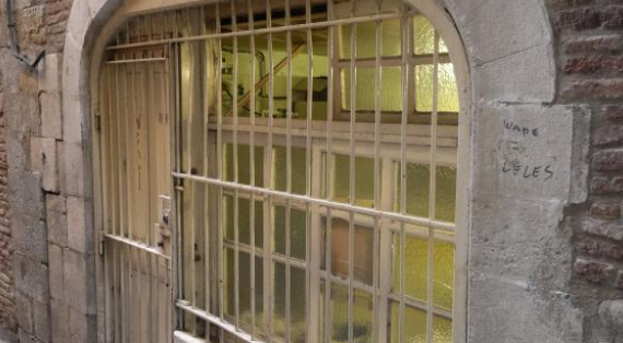 Entrée de la boutique avec son arcature et son étal  de pierre taillée