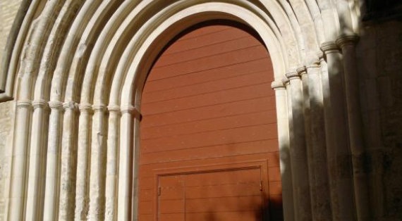Vue de la porte d'entrée de l'église du couvent: 8 demi colonnes et tores ornent cette entrée