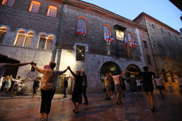 Danse Sardane sur la place de la Loge