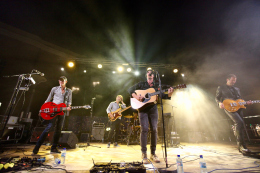 Photo couleur d'un groupe de musiciens sur scène
