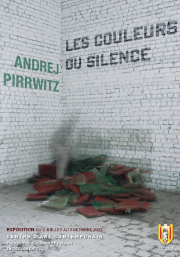 affiche exposition " Les couleurs du silence" - photo couleur d'angle de mur et tas de coussins rouge