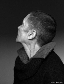 Photographie d'une femme qui regarde en arrière